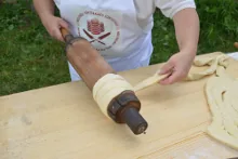Lapos tésztacsík tekerése — 2. kép