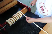 Sodort tésztacsík tekerése — 1. kép