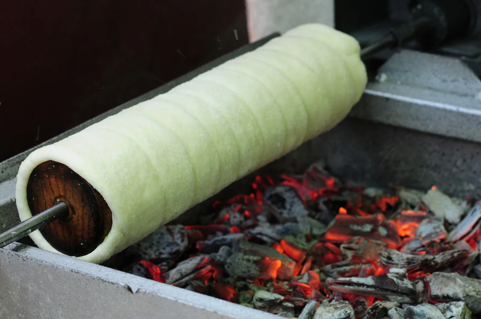 Kürtőskalács sütése